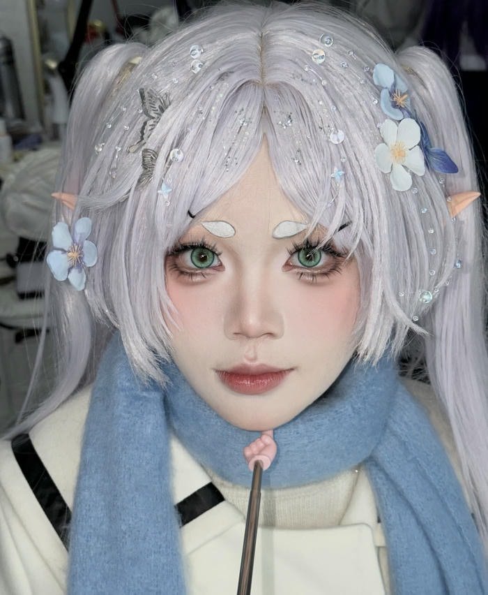 hình ảnh cosplay Frieren tóc dài mượt