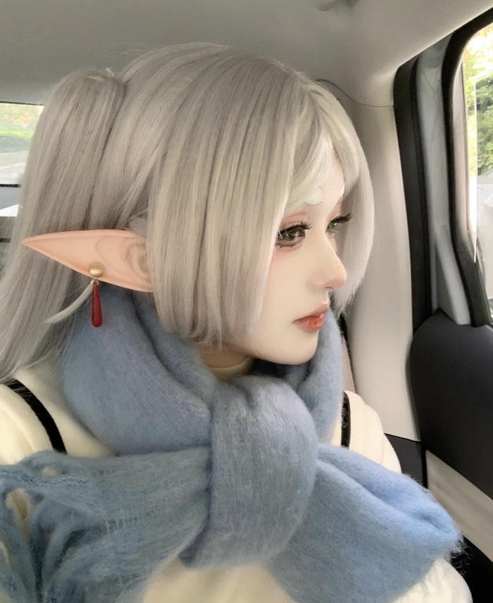 hình ảnh cosplay Frieren tóc rẽ ngôi