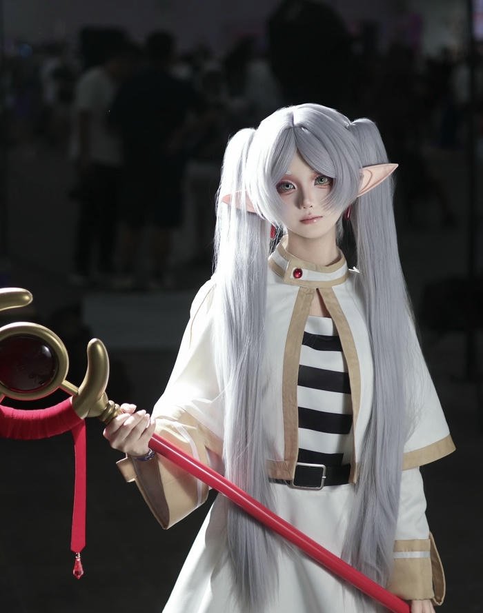 hình ảnh cosplay Frieren trang phục chuẩn gốc