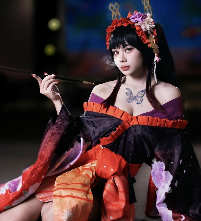 hình ảnh cosplay Kurumi ánh mắt sắc