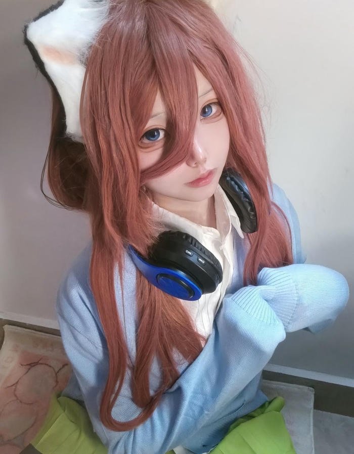 hình ảnh cosplay Miku Nakano mắt xanh