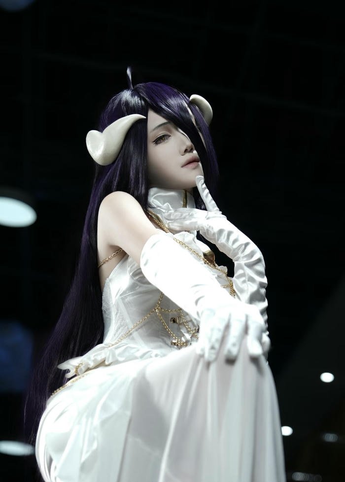 hình ảnh cosplay albedo trong trẻo