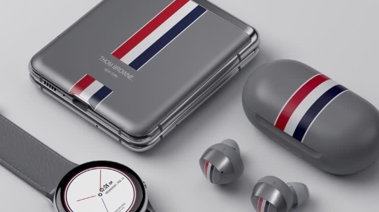 Hình ảnh điện thoại Samsung Galaxy Z Fold 2 phiên bản Thom Browne, minh chứng cho chiến lược hợp tác thương hiệu cao cấp.