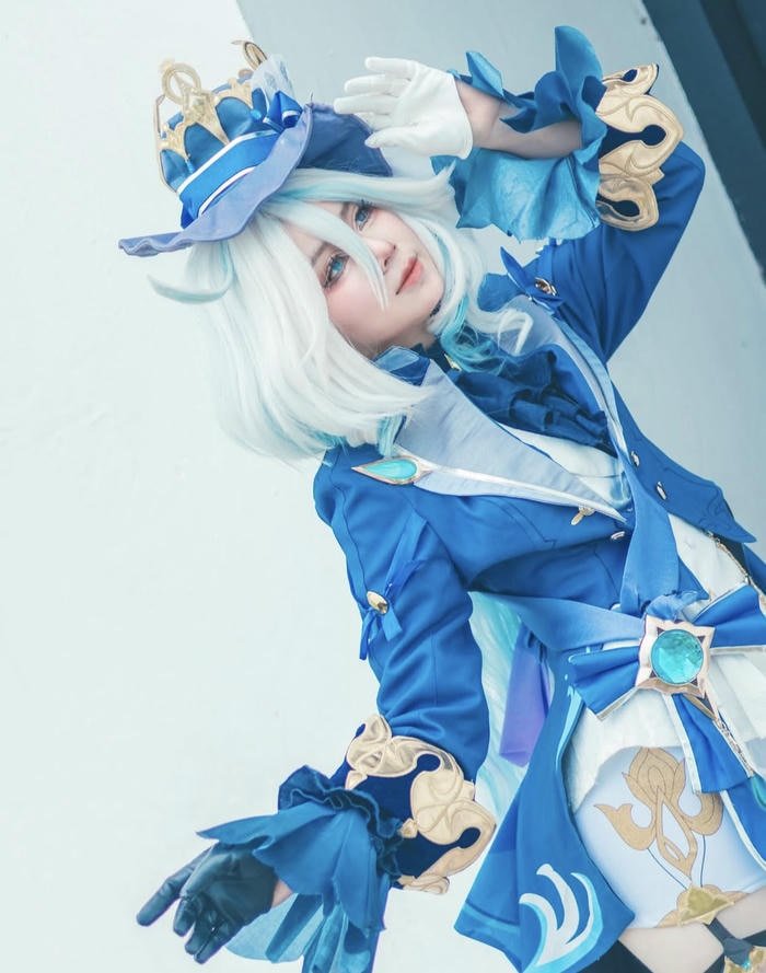hình ảnh furina cosplay nhìn nghiêng