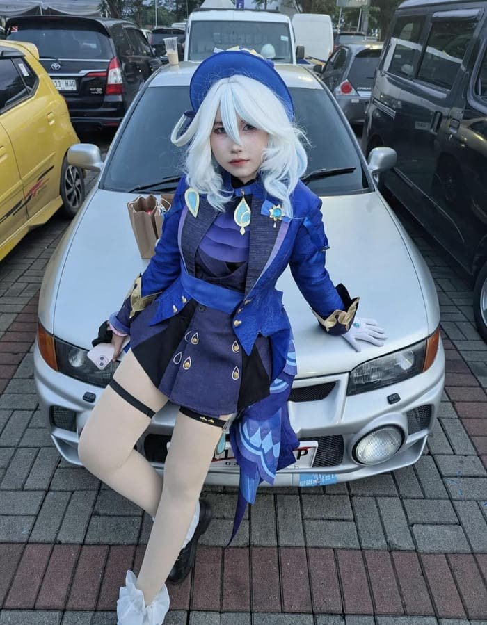 hình ảnh furina cosplay tóc bồng bềnh
