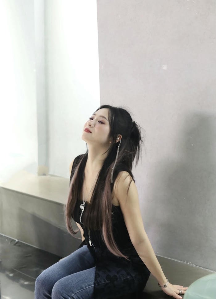 hình ảnh gái Trung Quốc ngầu trầm lắng