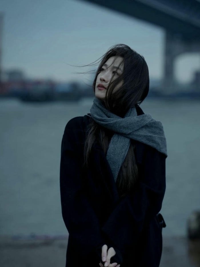 hình ảnh gái buồn xa xăm