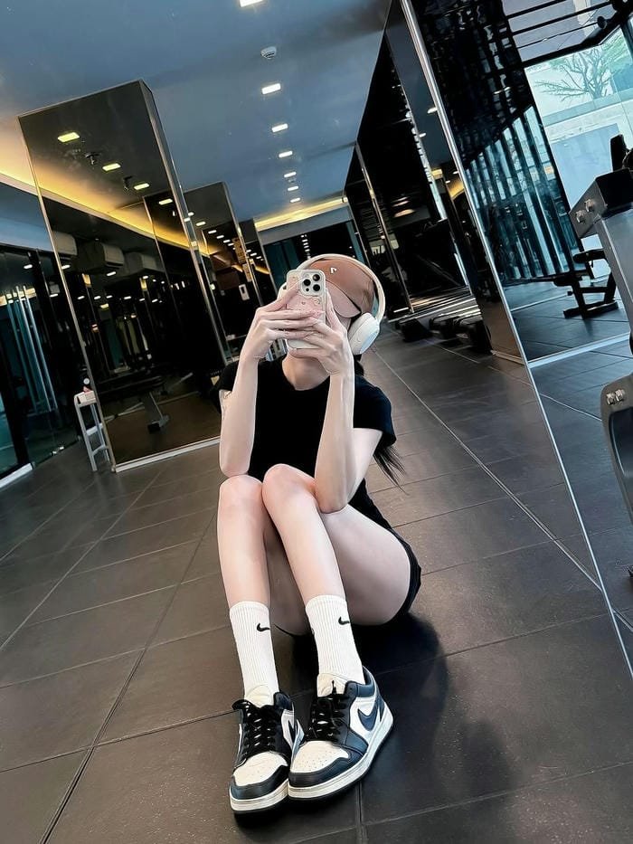 hình ảnh gái che mặt điện thoại trong phòng gym