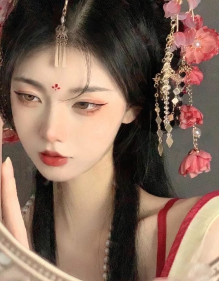 hình ảnh gái xinh cổ trang ánh nhìn mềm