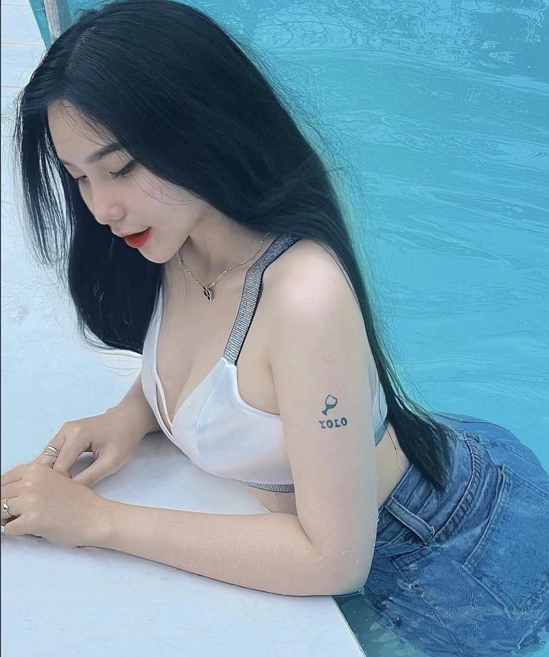 hình ảnh gia khang bikini đi bơi ở bể bơi