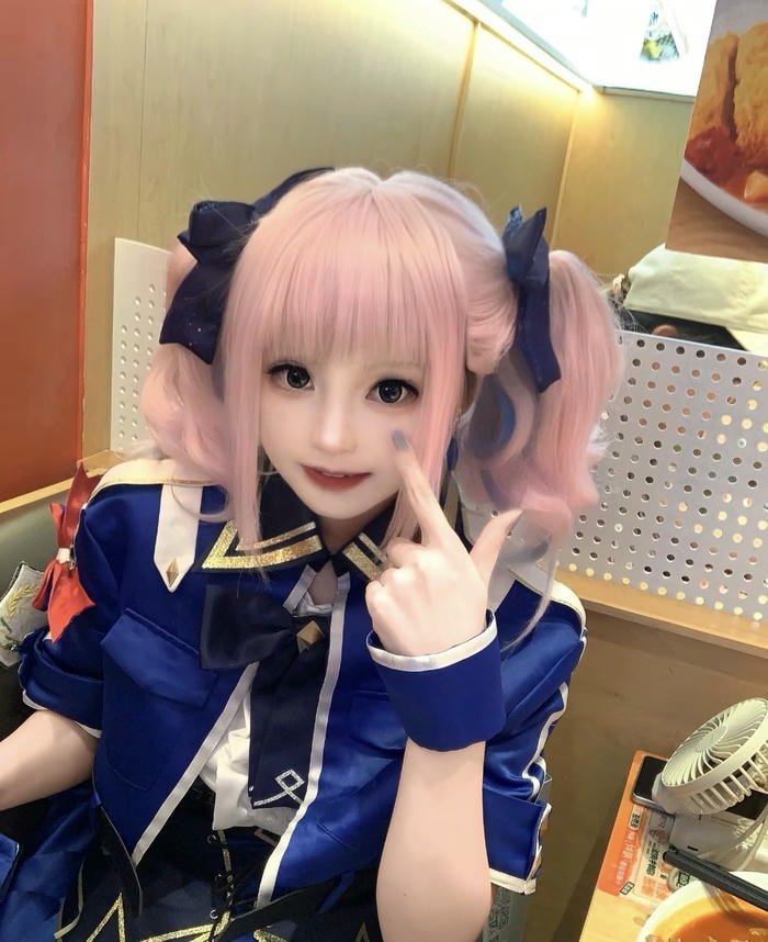 hình ảnh hina cosplay tóc uốn nhẹ