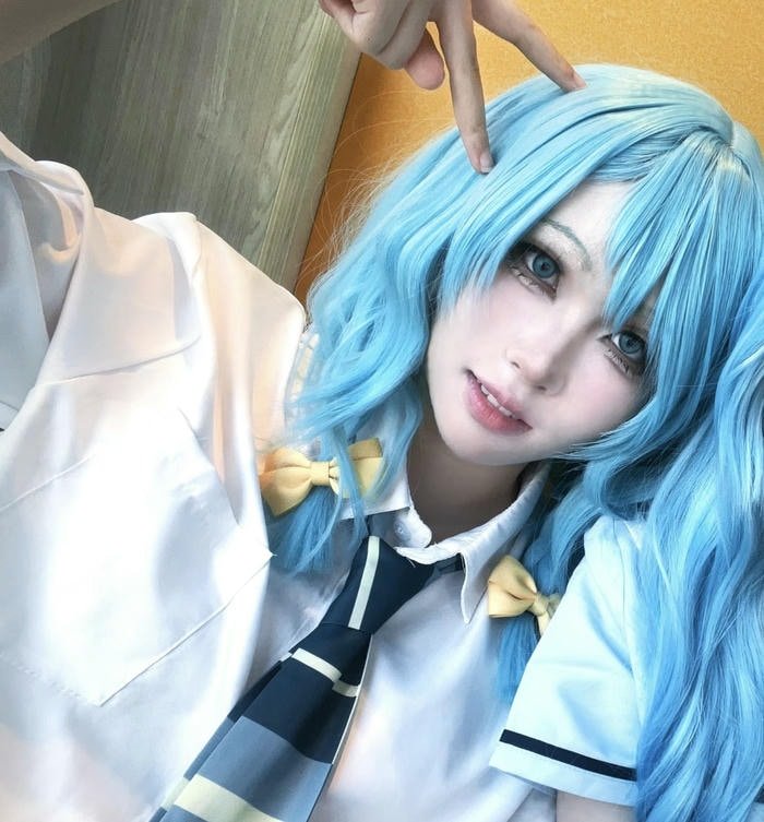 hình ảnh hina cosplay tóc xanh dương