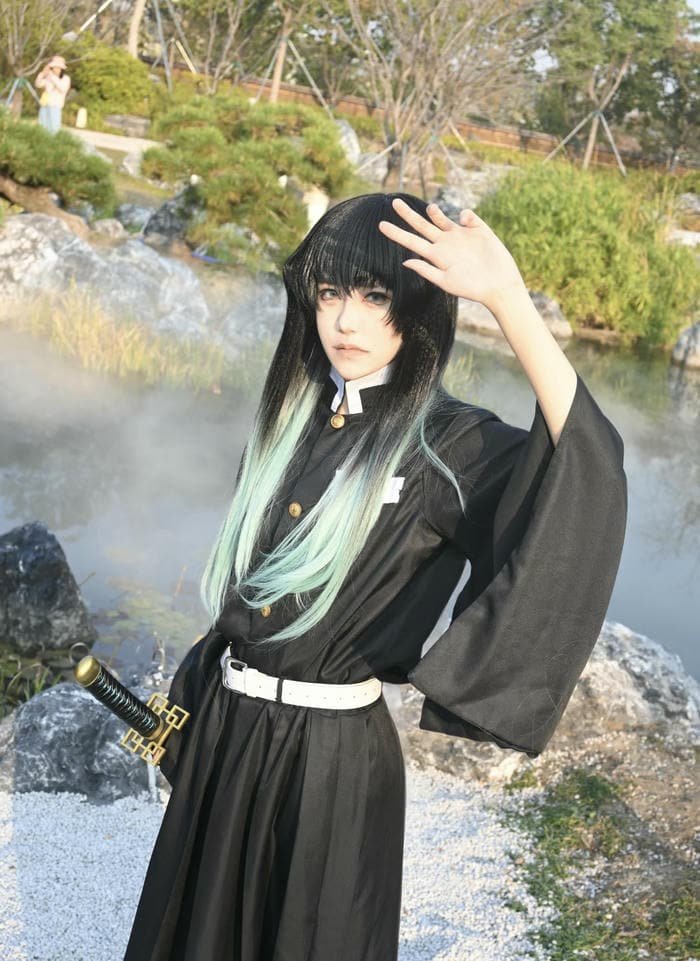hình ảnh muichiro cosplay ngoài trời