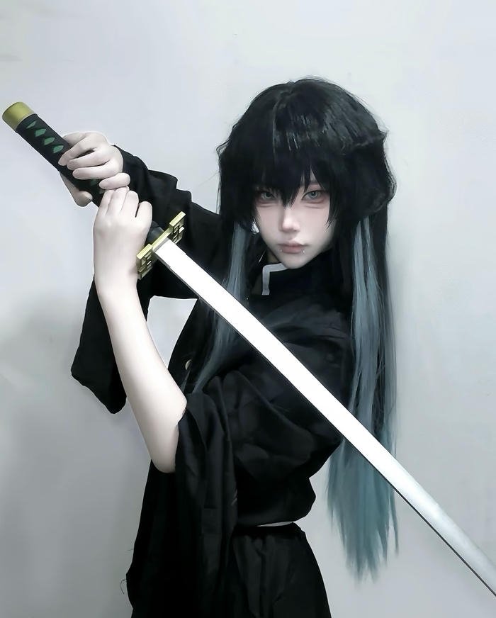 hình ảnh muichiro cosplay tạo dáng kiếm