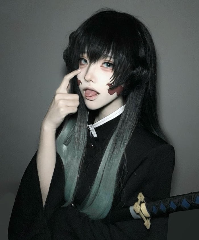 hình ảnh muichiro cosplay tạo hình lạnh lùng
