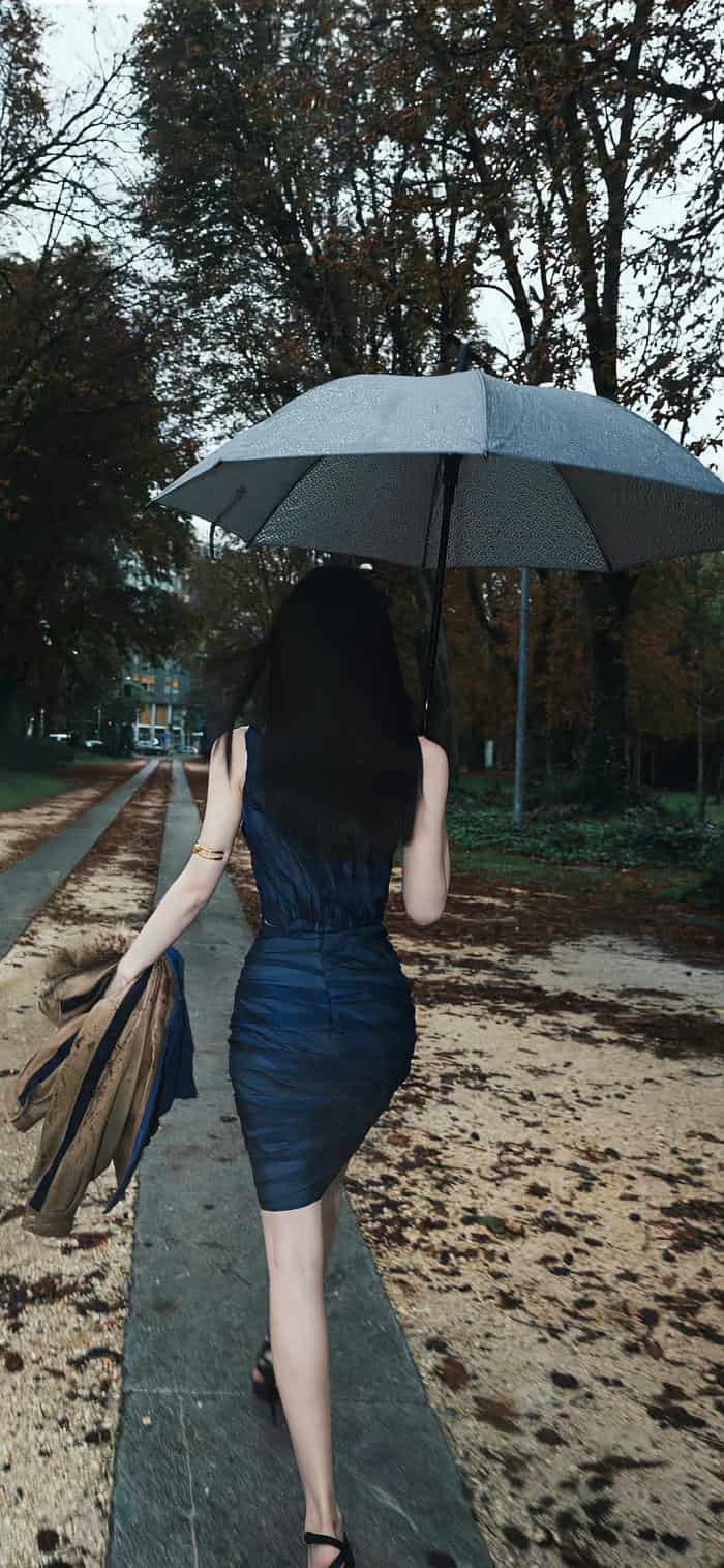 hình ảnh nền cô gái quay lưng che ô