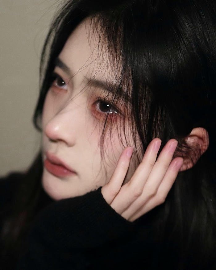 hình ảnh nữ khóc một mình lặng lẽ