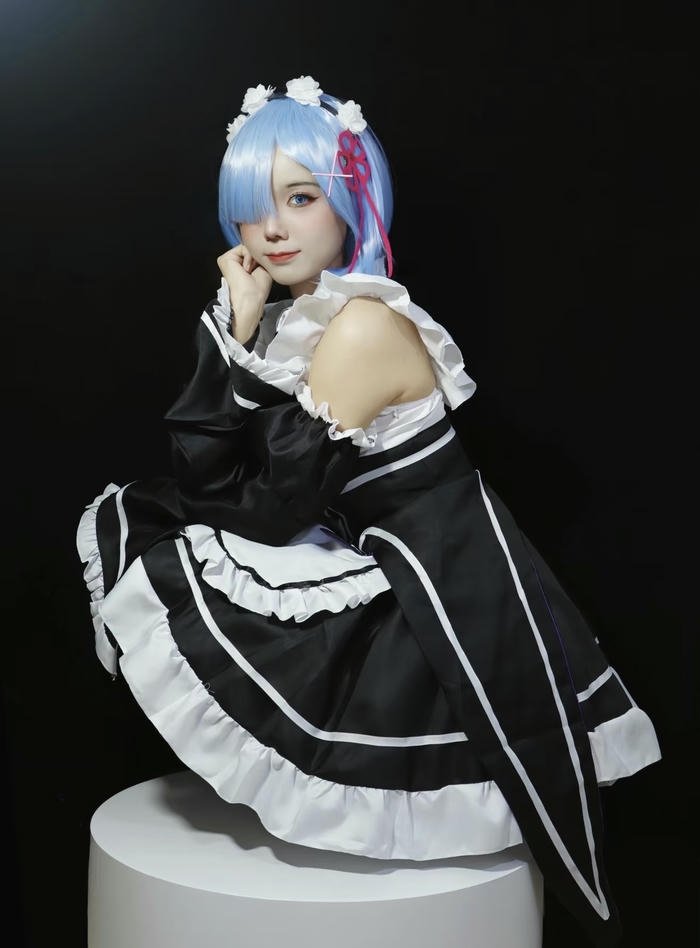 hình ảnh rem cosplay mặt nhỏ