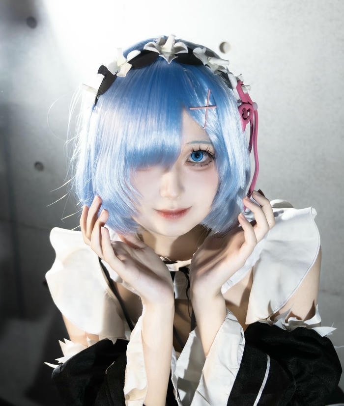 hình ảnh rem cosplay mắt sáng