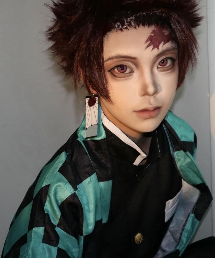 hình ảnh tanjiro cosplay ánh mắt rõ