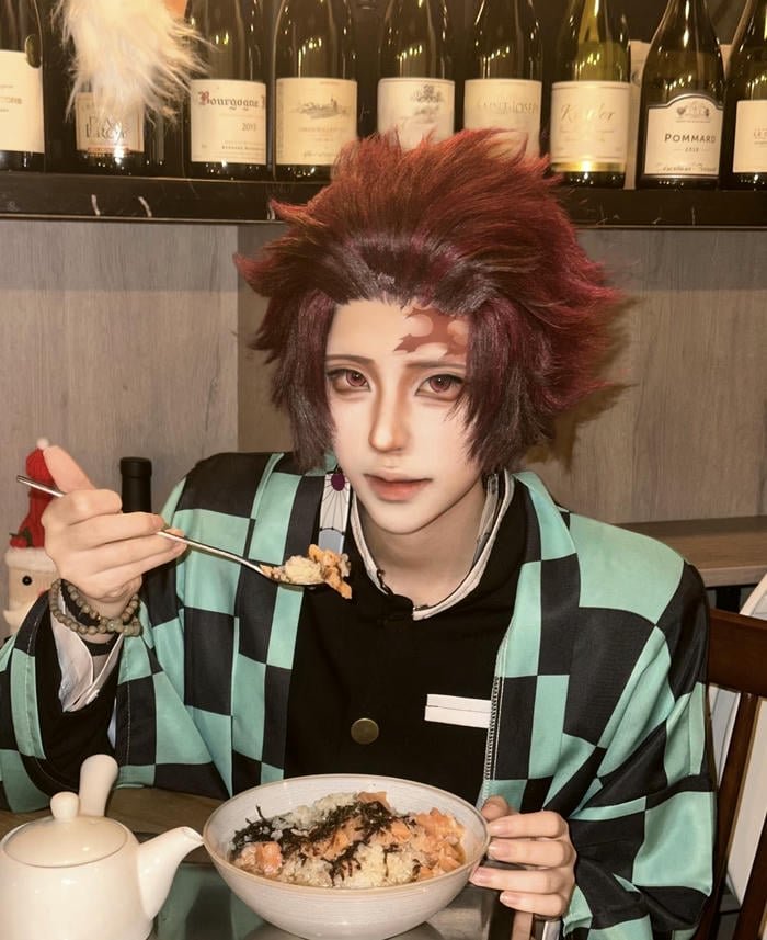 hình ảnh tanjiro cosplay nhìn cuốn hút