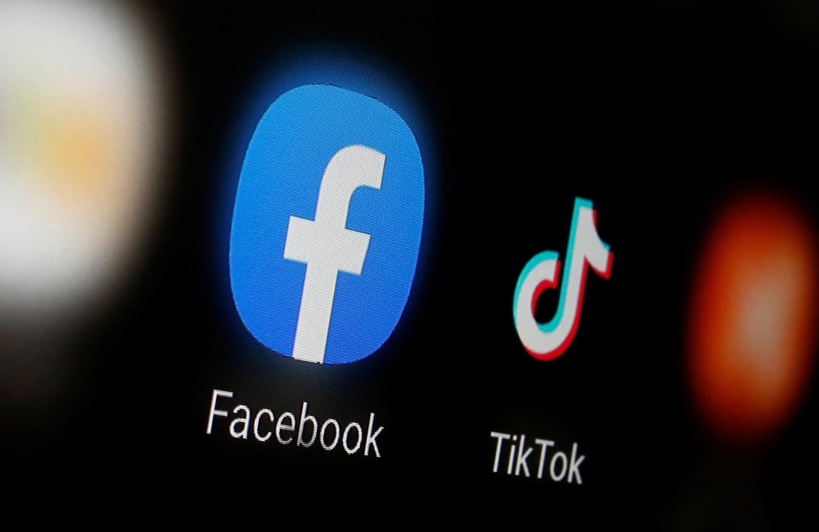 Hình ảnh tượng trưng cho cuộc cạnh tranh khốc liệt giữa Facebook và TikTok
