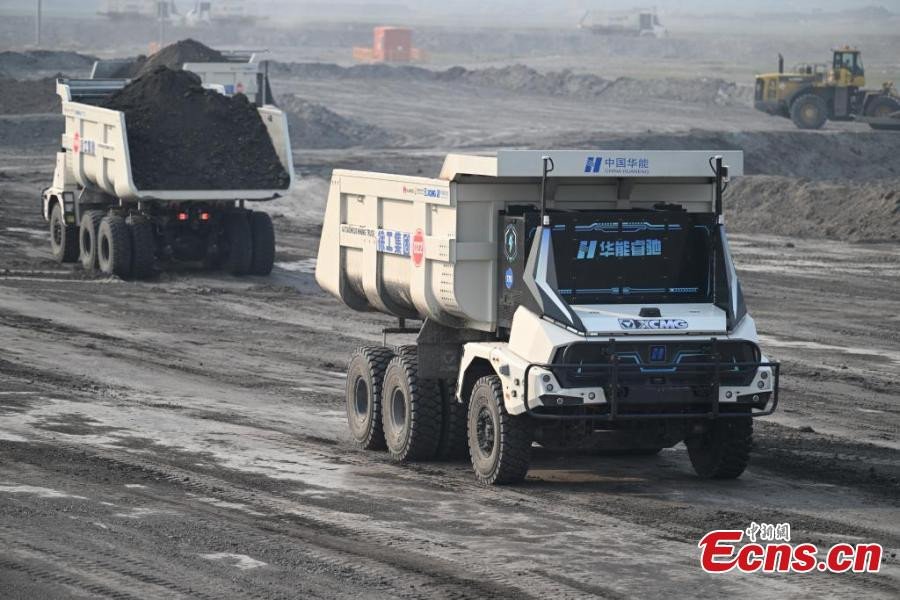 Hình ảnh xe tải khai thác mỏ tự hành không buồng lái hoạt động tại mỏ than