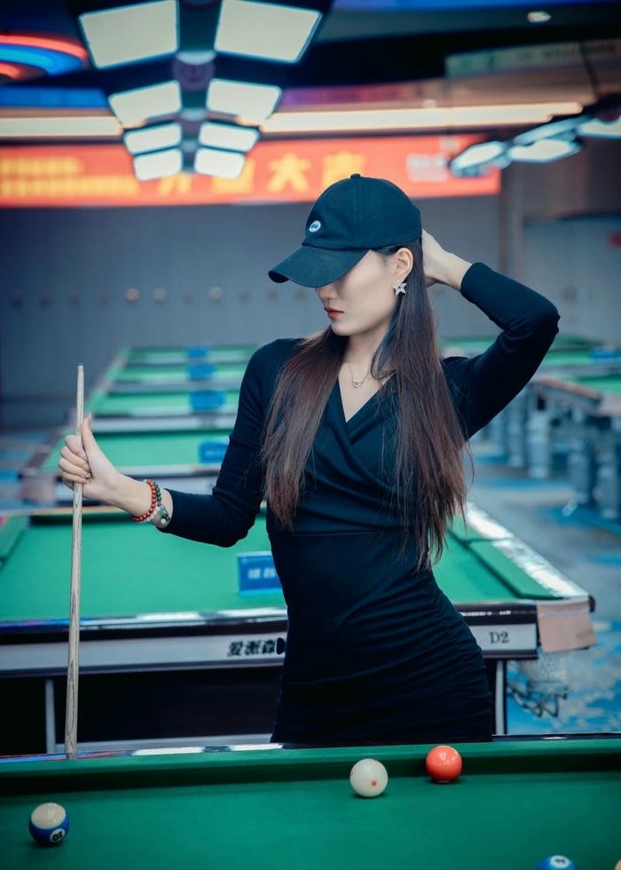 hình con gái chơi bida che mặt cá tính chất