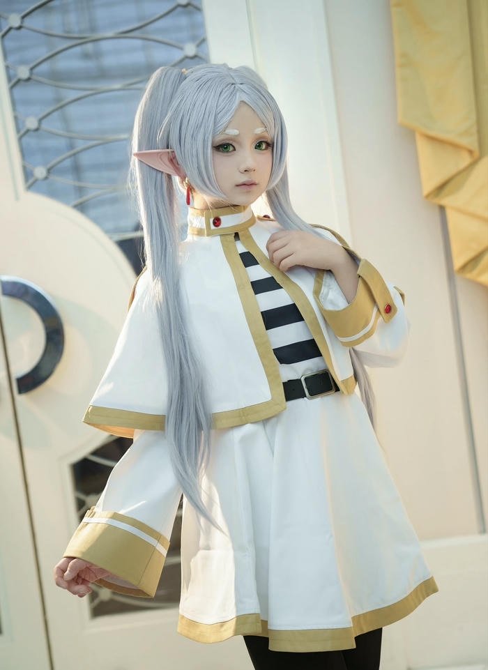 hình cosplay Frieren dáng đứng thẳng