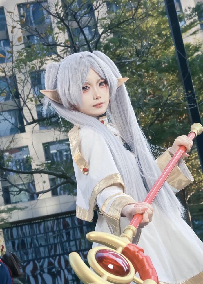 hình cosplay Frieren nền rừng sâu