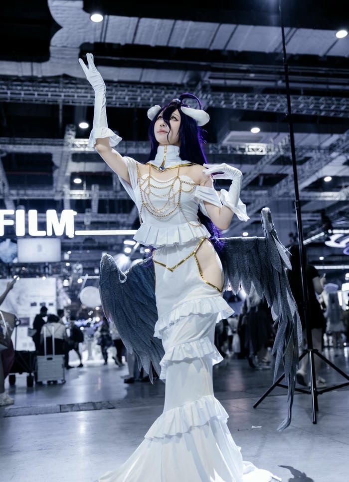 hình cosplay albedo phong thái nữ vương