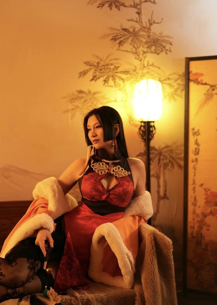hình cosplay boa hancock áo đỏ sẫm