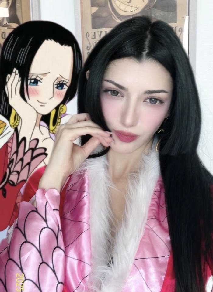 hình cosplay boa hancock áo trễ