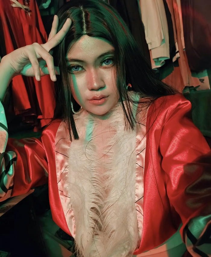 hình cosplay boa hancock cổ trễ