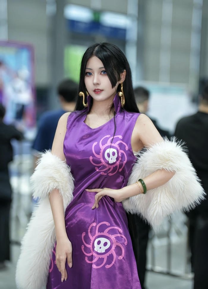 hình cosplay boa hancock phụ kiện vàng