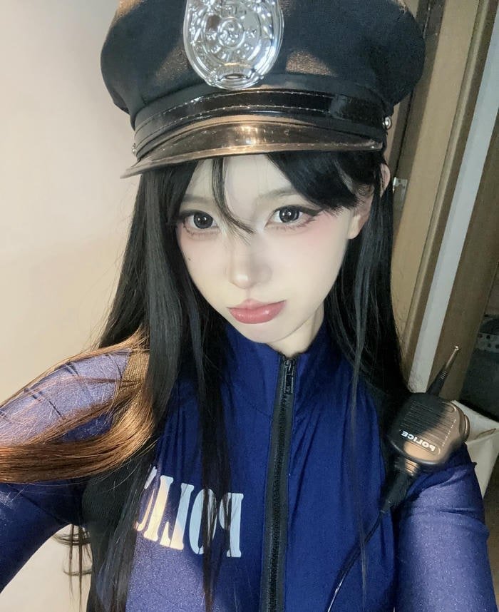 hình cosplay cảnh sát gọn gàng