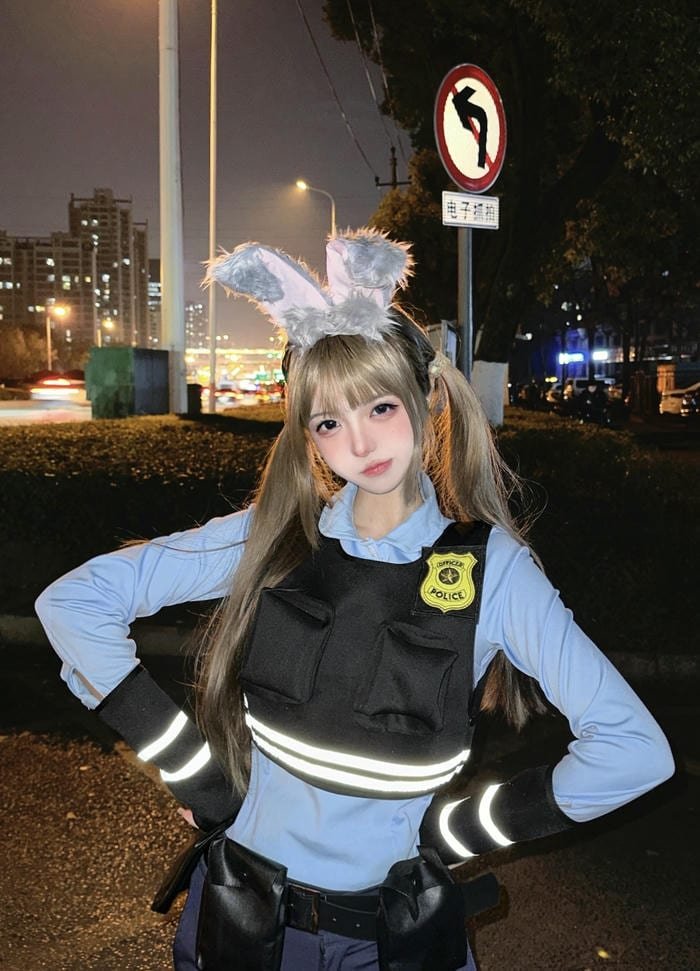 hình cosplay cảnh sát hài hòa