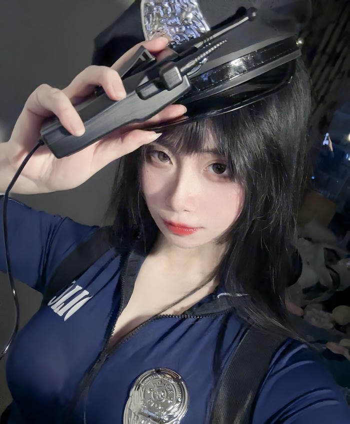 hình cosplay cảnh sát hiền hòa
