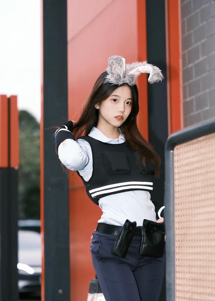 hình cosplay cảnh sát nhã nhặn