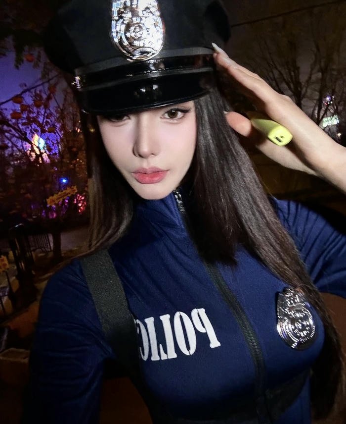 hình cosplay cảnh sát nhã nhặn