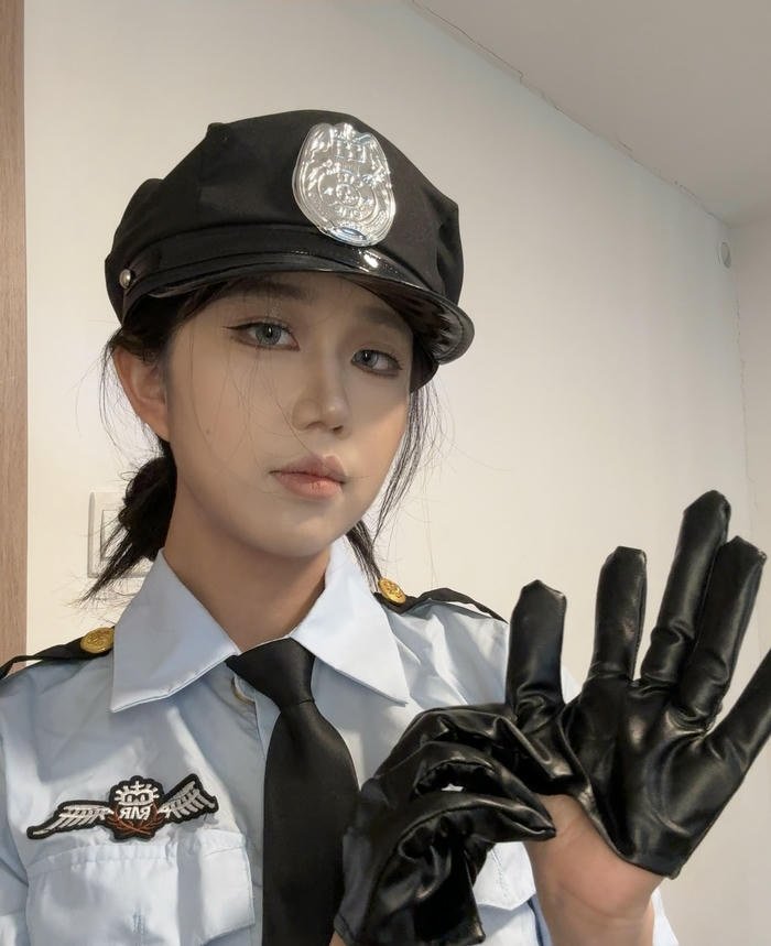 hình cosplay cảnh sát nữ thanh nhã
