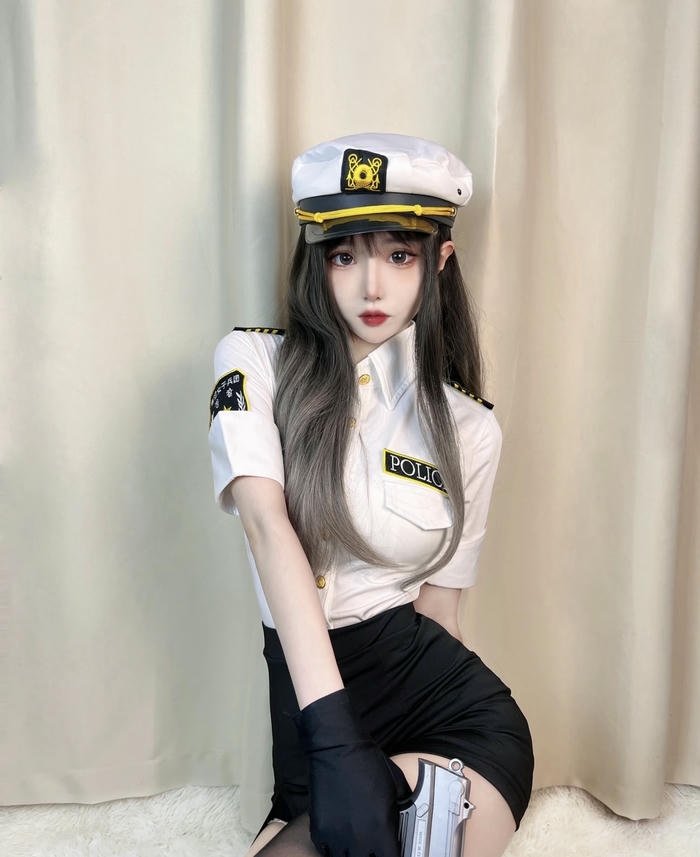 hình cosplay cảnh sát thanh lịch