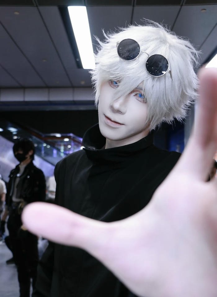 hình cosplay gojo phong cách tối giản