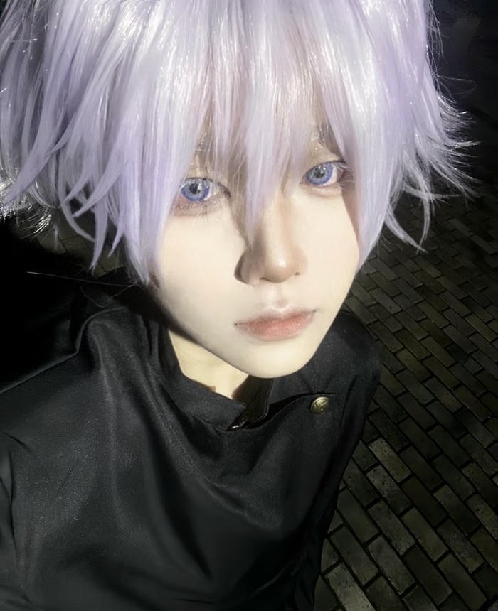 hình cosplay gojo tóc trắng nổi