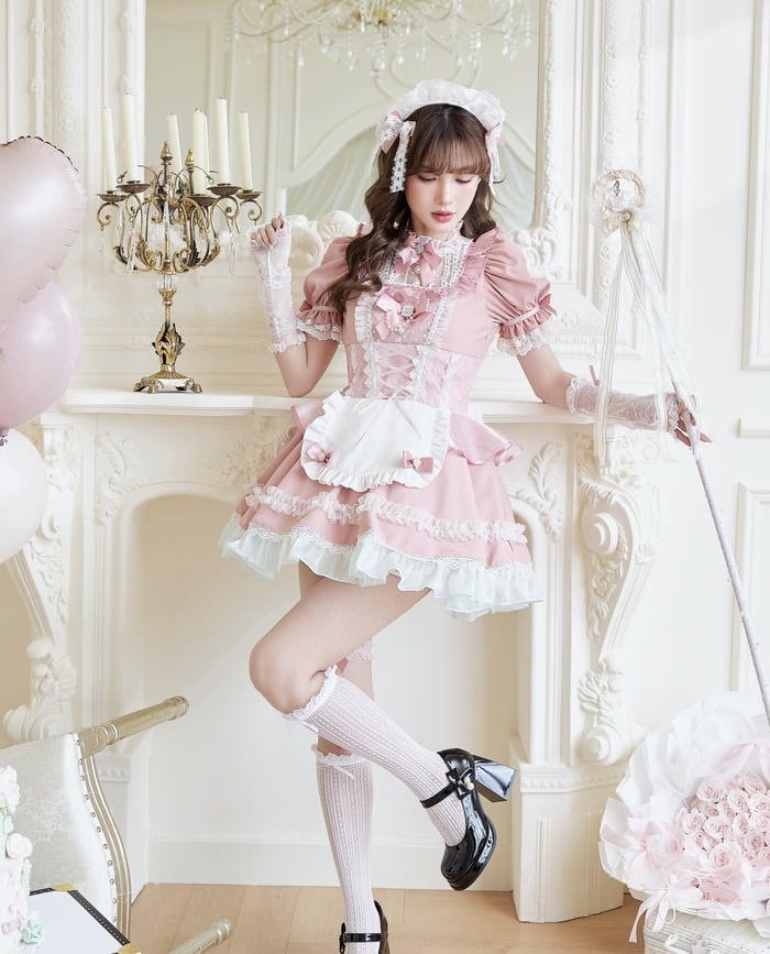 hình cosplay hầu gái dáng đứng nhẹ nhàng