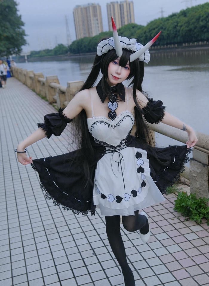 hình cosplay hầu gái váy đen trắng