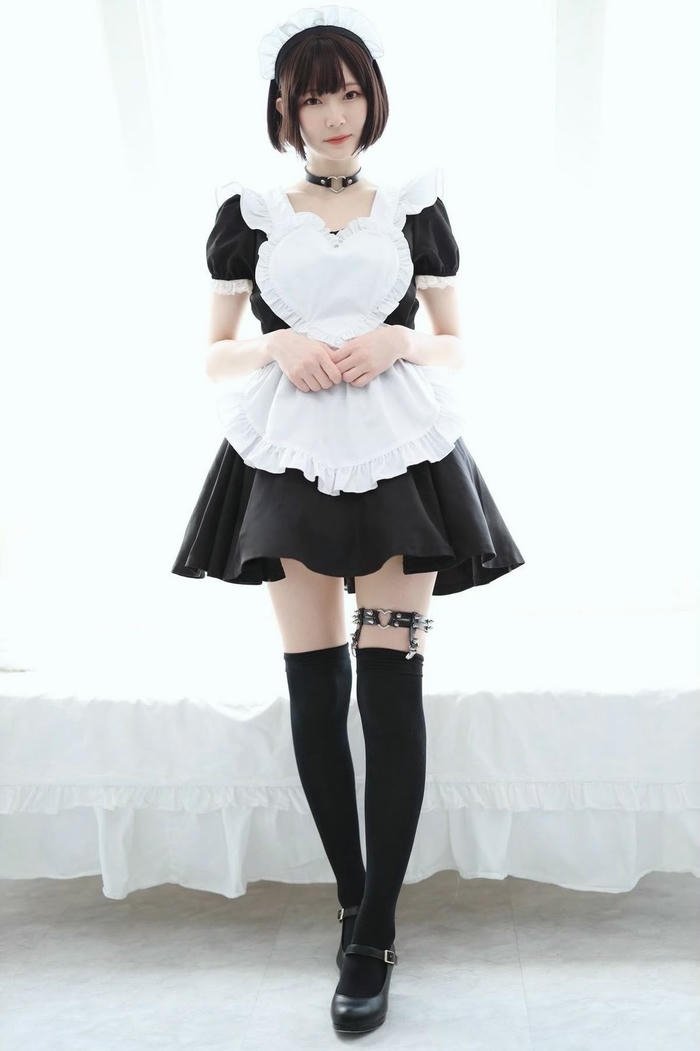 hình cosplay maid tạo dáng xinh