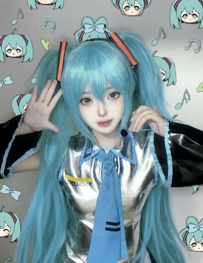 hình cosplay miku váy ngắn biểu diễn
