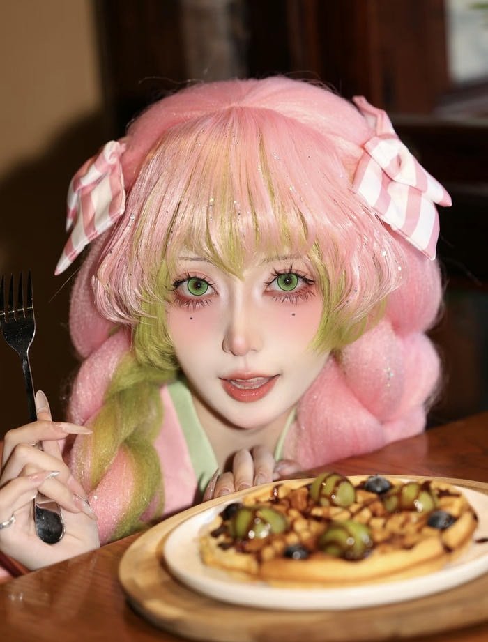 hình cosplay mitsuri biểu cảm tươi