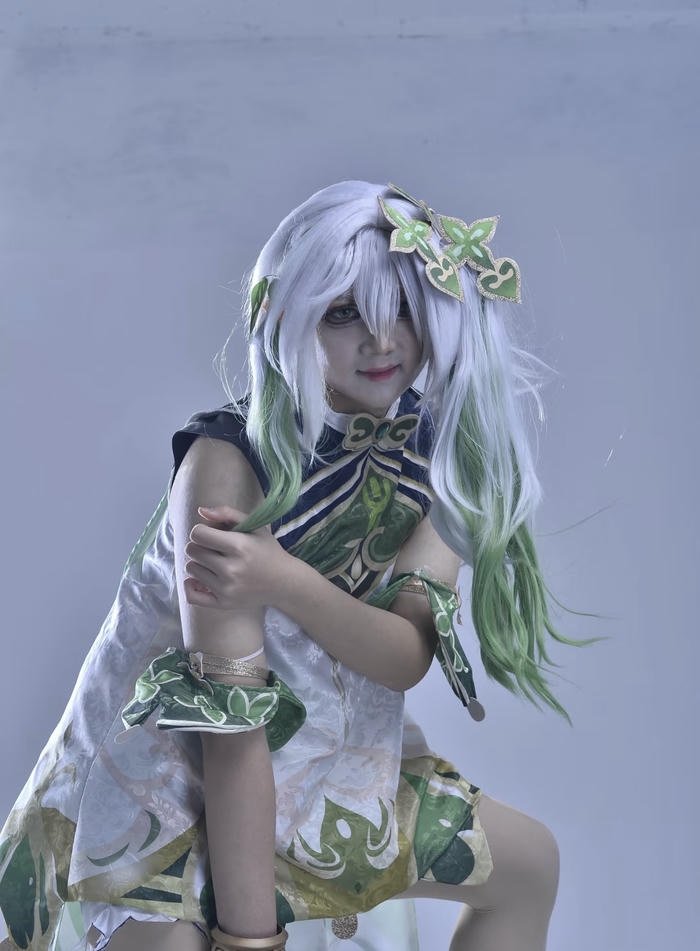 hình cosplay nahida tóc trắng bồng